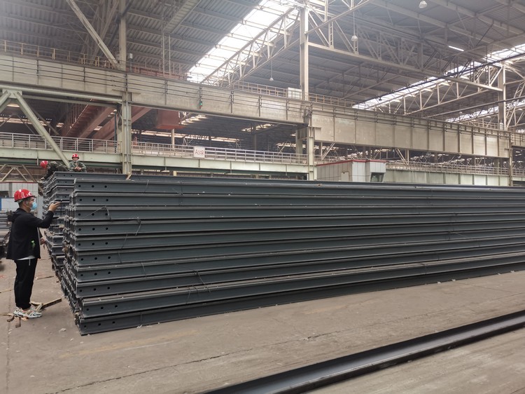 Which methods can effectively solve the thermal expansion and contraction of steel rails